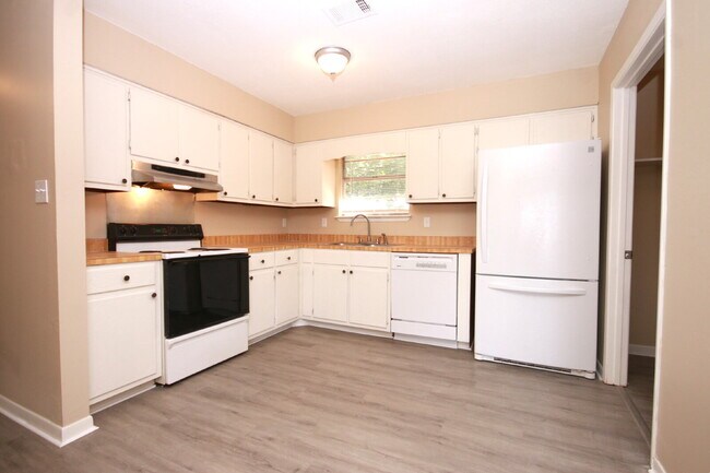 Foto del edificio - Updated 3BR/2BA Home with New Flooring & F...