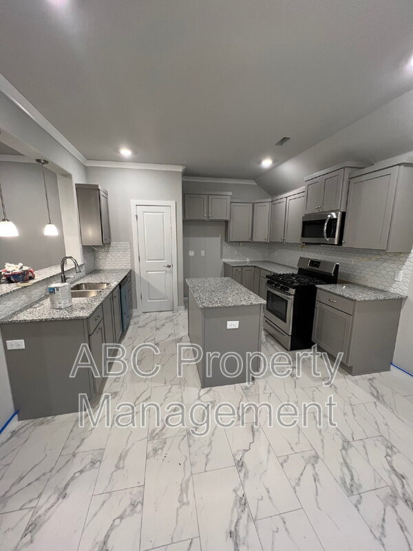 Photo - 426 W Tyler Rd House