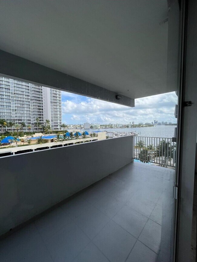 Foto del edificio - 7545 Treasure Dr