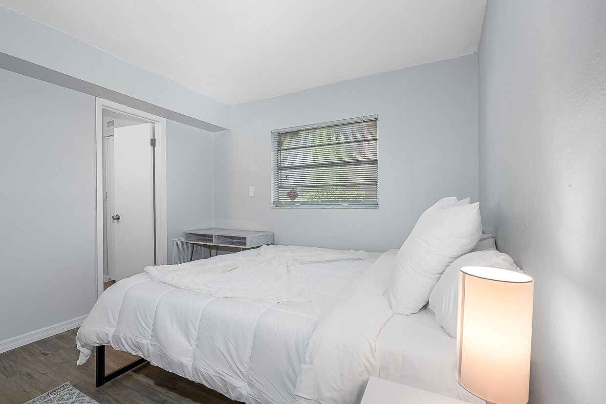 Building Photo - One bedroom, heart of Tampa, stylish and pet friendly