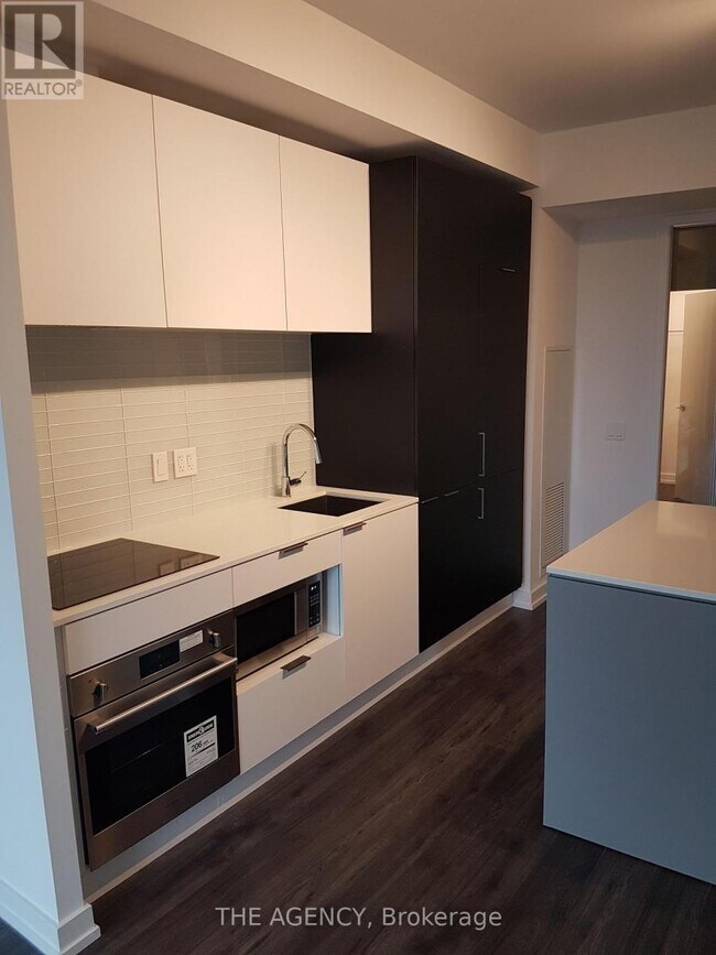 Photo du bâtiment - 33 Helendale Ave