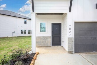 Building Photo - 1943 Longmire Villas Ct