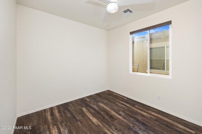 Foto del edificio - 1385 Warbler Wy