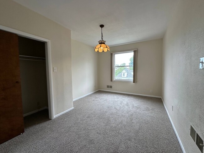 Building Photo - 738 Rossmore Ave