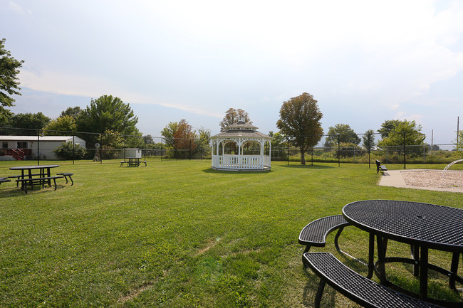 Building Photo - Lakewood Estates