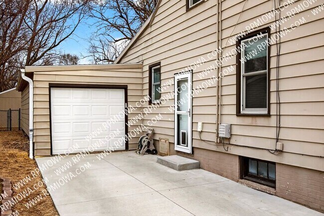 Foto del edificio - 6717 Roseland Dr