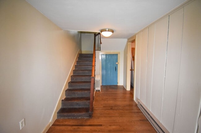 Building Photo - Large Home on Jacksonville Rd with Laundry!