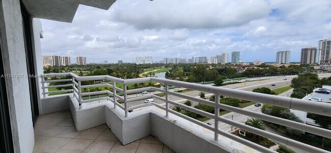 Foto del edificio - 3300 NE 192 St