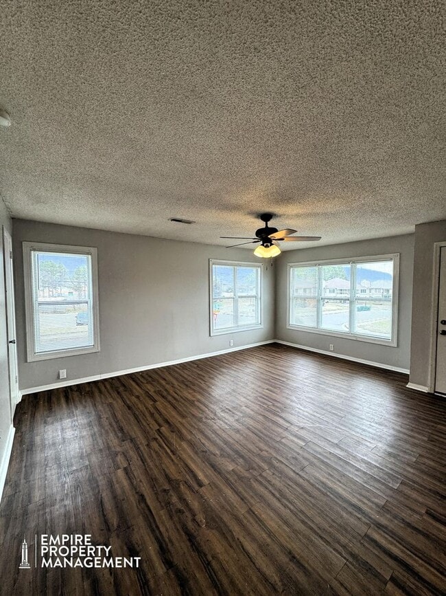 Building Photo - Move In Special: 1/2 Off 1st Month's Rent!!