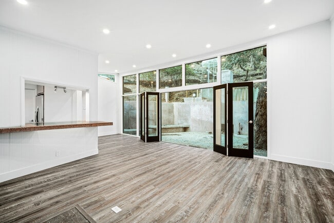 Indoor/outdoor - 1806 Benedict Canyon Dr