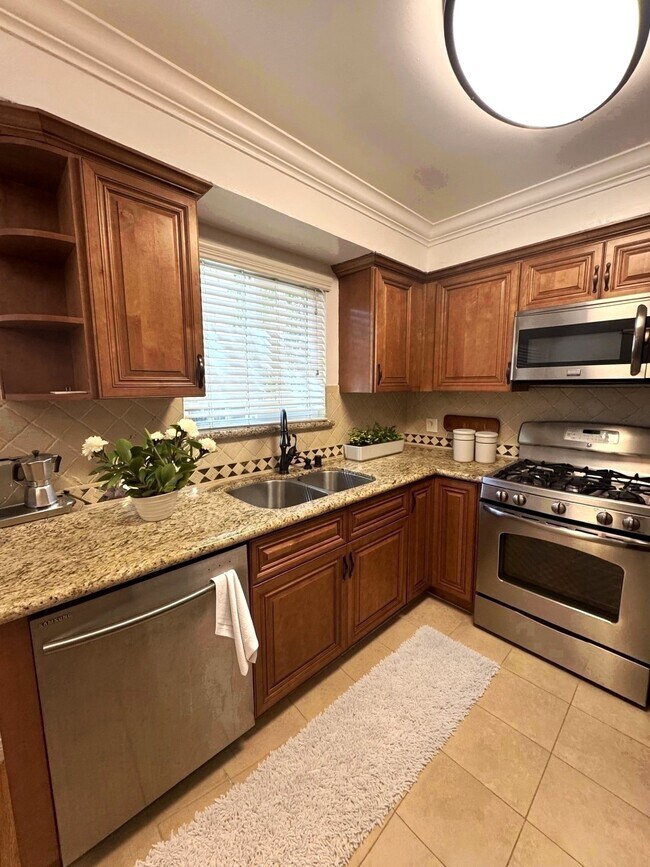 855 Moraga Dr
