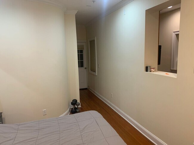 Building Photo - Spacious one bedroom unit
