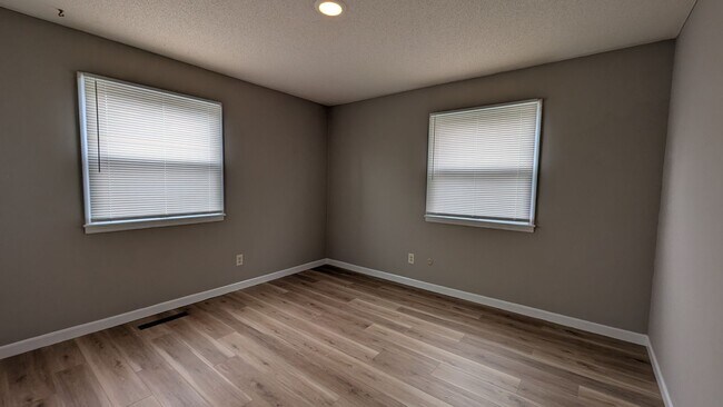 Foto del edificio - Updated Urbana Apartment with Balcony & Covered Parking