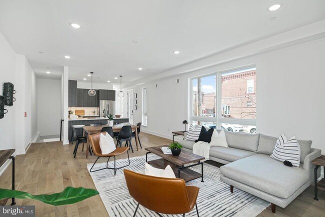 Kitchen & Living Room - 2457 Carpenter St