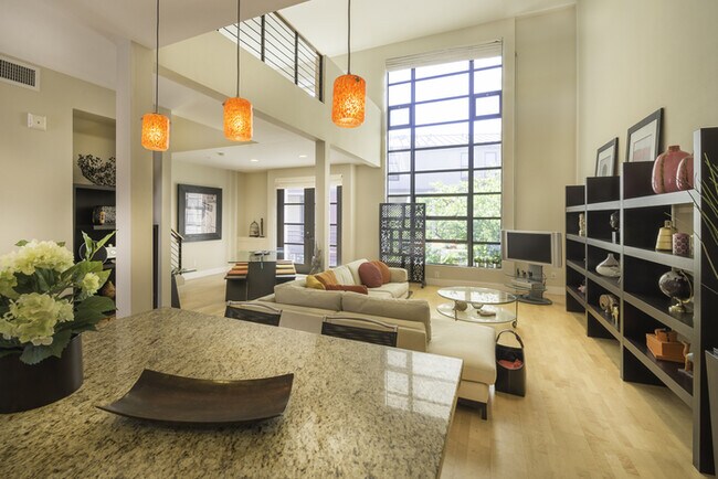 Building Photo - 1 bedroom 1.5 Bath Condo Loft with an office!