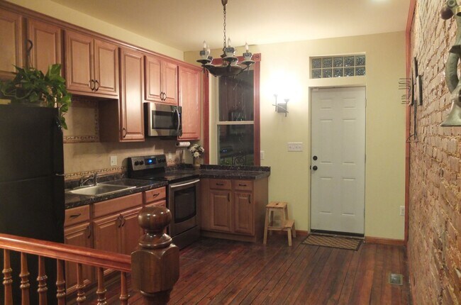 Foto del edificio - Beautiful Renovated Four bedroom Townhome