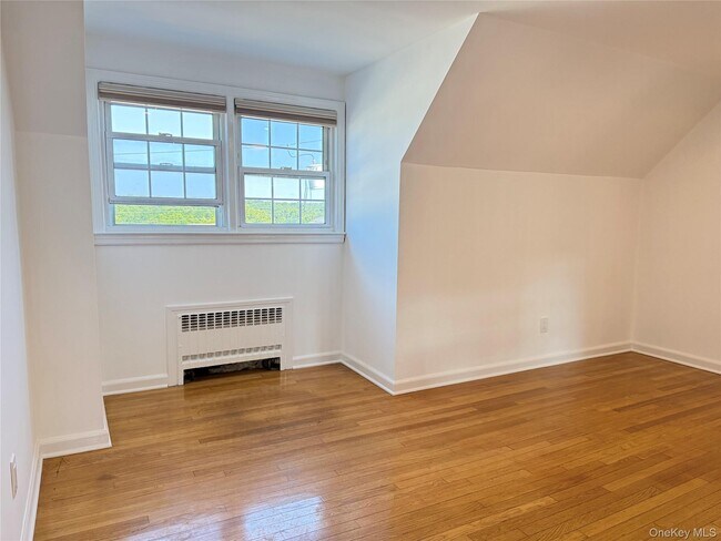 Building Photo - 270 Gainsborg Ave E