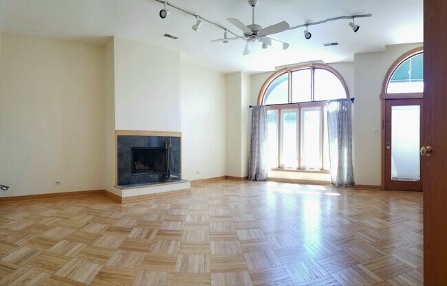 Building Photo - 2465 N Halsted St