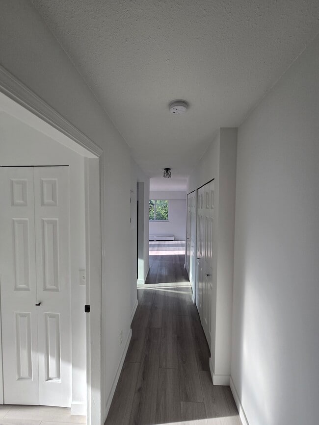 Entrance hallway - 2684 McCallum Rd