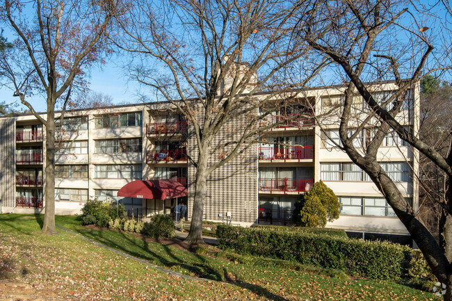 Building Photo - Presidential Park Condominium