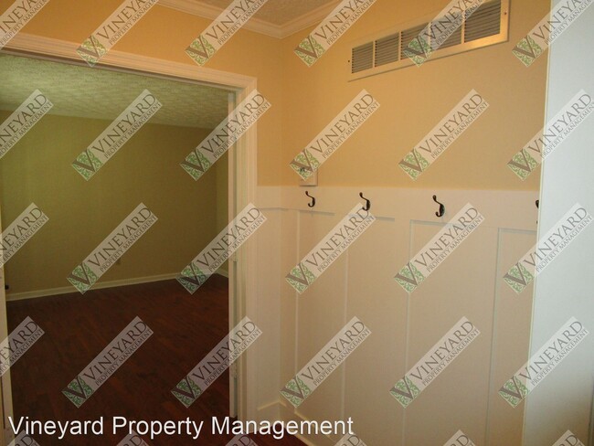 Building Photo - 4 br, 2.5 bath House - 756 Casteel Road