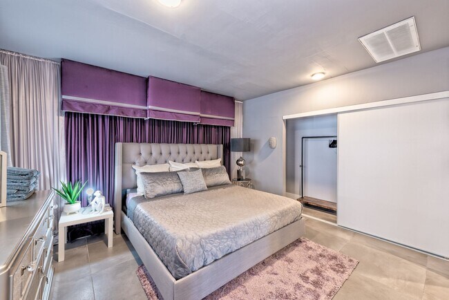 Foto del edificio - BEAUTIFUL 3 BEDROOM IN THE ARTS DISTRICT