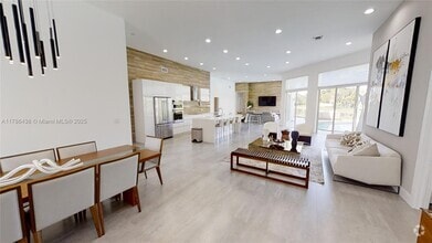 Building Photo - 3050 Lakewood Dr