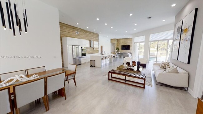 Building Photo - 3050 Lakewood Dr
