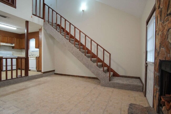 Building Photo - Spacious End-Unit Townhome with Lake Views...