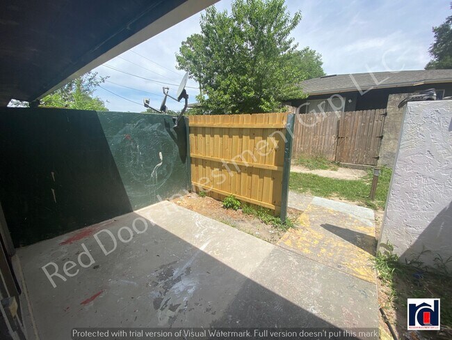 Building Photo - Spacious 2/2 quadplex