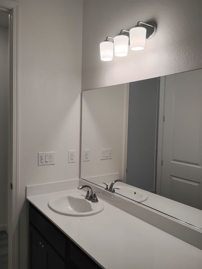 Foto del edificio - Brand-New 4-Bedroom Home for Rent in Hughson – Built 2025