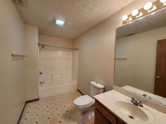 Foto del edificio - 2 BR Upper Apartment - Pets Welcome!