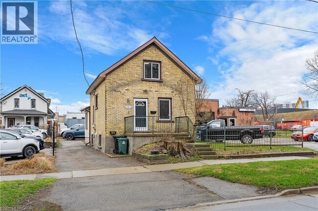 Building Photo - 527 Wellington St N