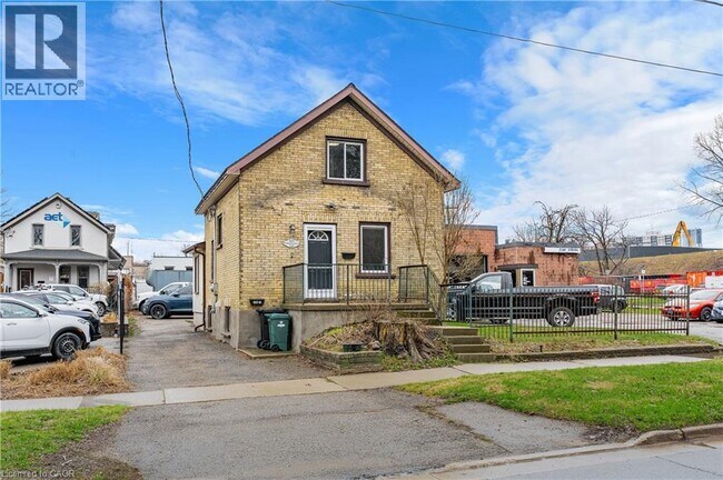 Photo du bâtiment - 527 Wellington St N