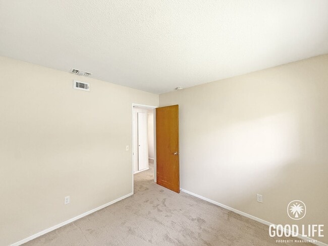 Foto del edificio - Move-In Ready 3BD/2BA Canyon Crest Home with Modern Kitchen Updates & 2-Car Garage