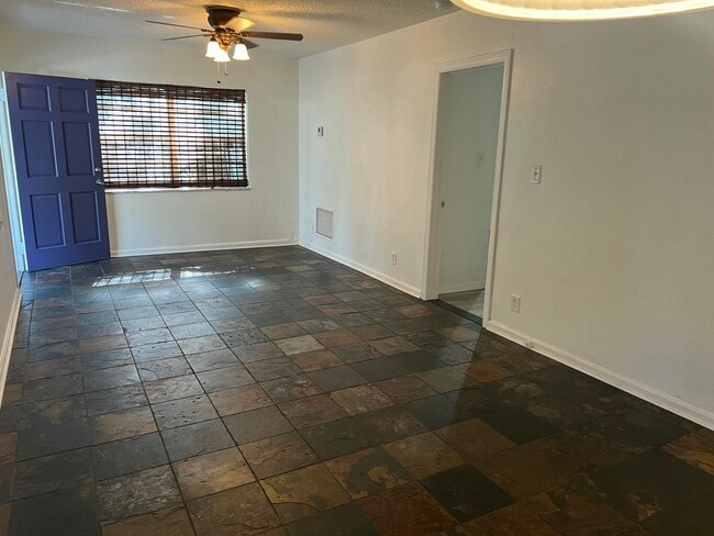 Foto del edificio - 132 E Central Blvd