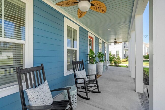 Building Photo - Better than new 4 bedroom + office on larg...
