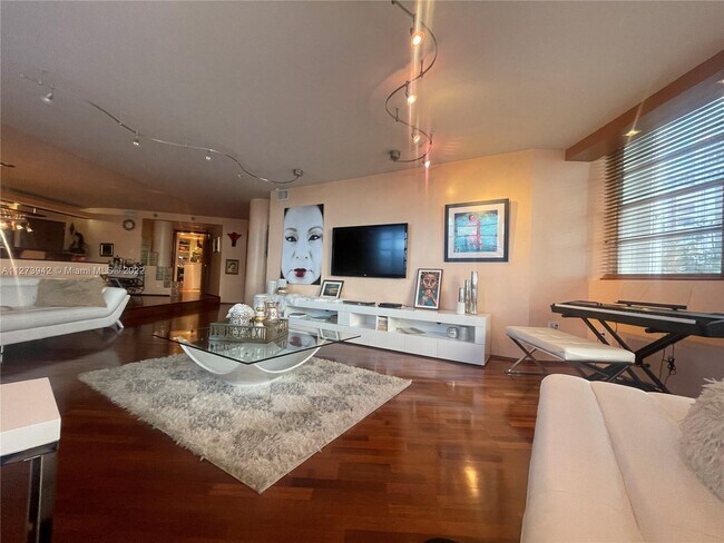 Building Photo - 999 Brickell Bay Dr