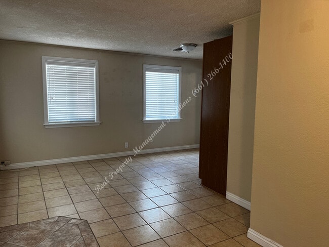 Building Photo - Adorable 2 + 1 in Rosamond