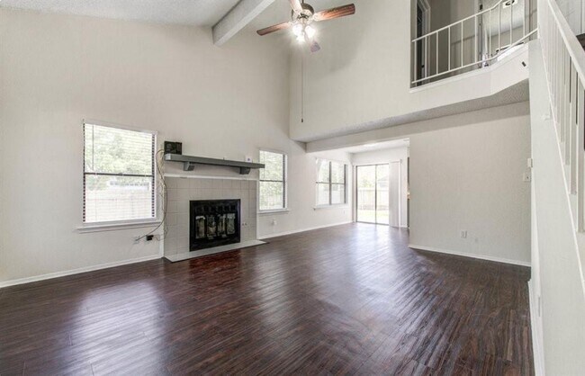 Foto del edificio - 14500 Donald Dr