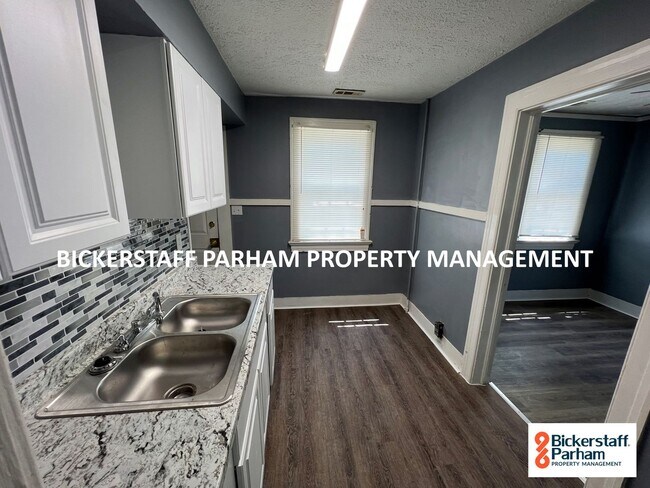 Foto del edificio - Located off of Victory Drive!! 2 Units Available