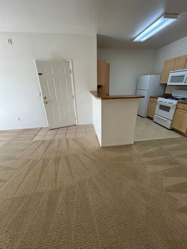 Foto del edificio - 2nd floor Condo in Gate Community Near Sky...