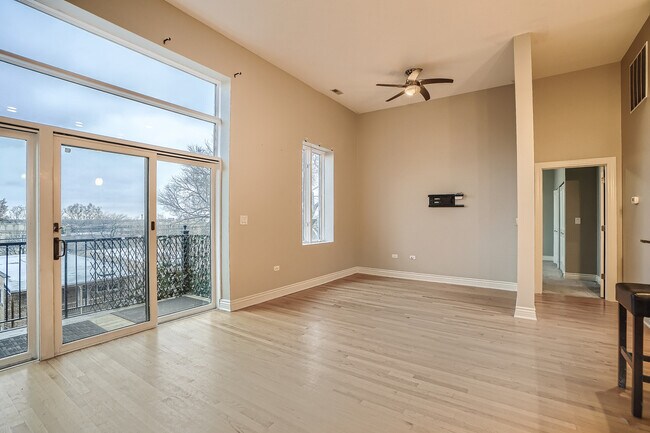 Building Photo - 2409 W Catalpa Ave