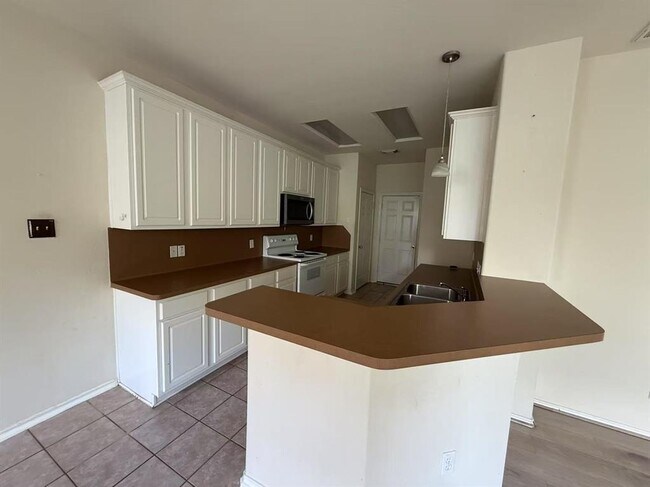 Foto del edificio - 16623 Newglen Ln
