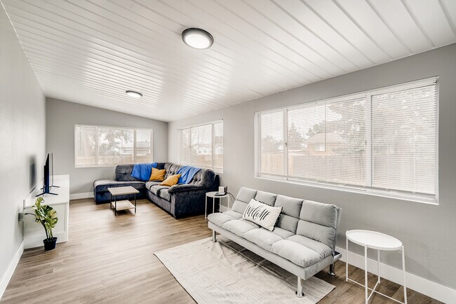 Foto del edificio - 3110 Mowry Pl