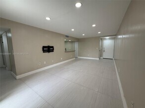 Building Photo - 9405 Fontainebleau Blvd