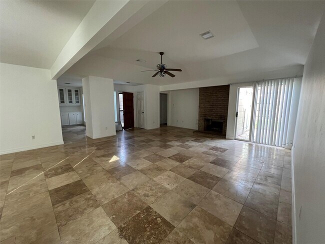 Foto del edificio - 15115 Corona Del Mar Dr