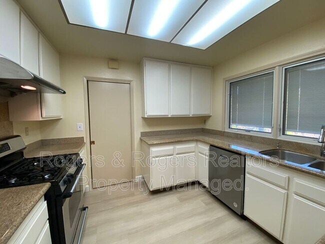 Building Photo - 1124 Song Ct