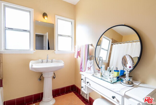 Foto del edificio - 2431 Walgrove Ave