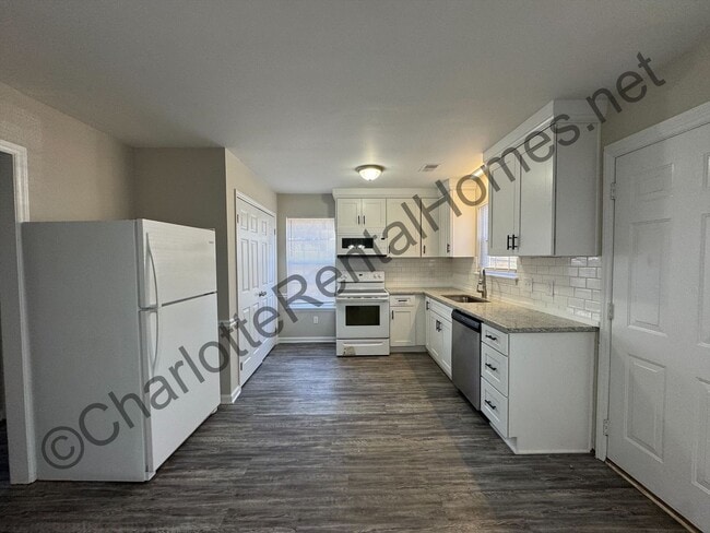 Foto del edificio - Ranch home in great Charlotte location!